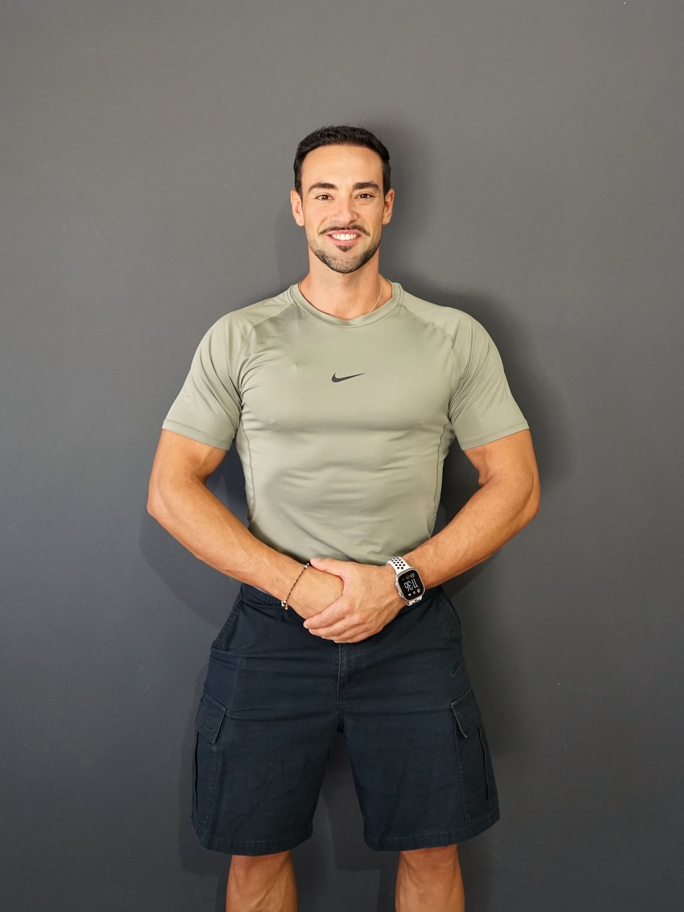 Andreu García, entrenador personal, de pie en el gimnasio